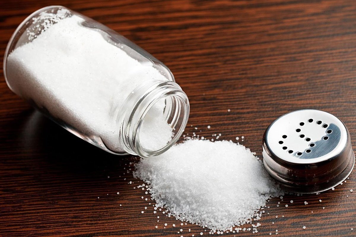 Зачем сыпят соль на кровать