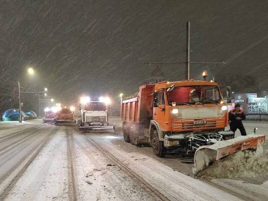 В Курске ночью чистили снег 59 спецмашин, которые израсходовали 328 т реагентов
