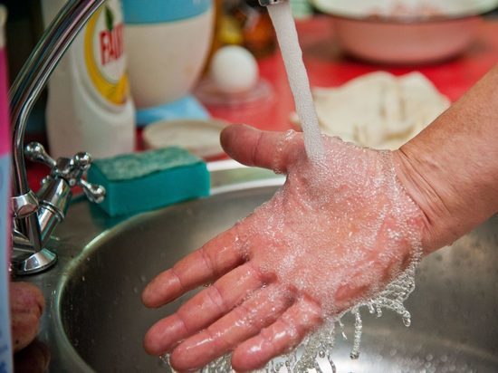 Волгоградские медики рассказали, что скрывает губка для мытья посуды