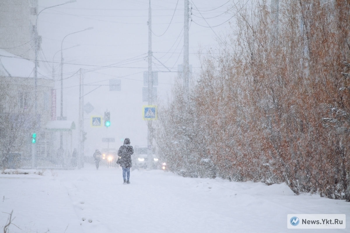 Прогноз якутск. Снегопад в Якутске. Снег в Якутии. Первый снегопад Якутск. Небольшой снег.