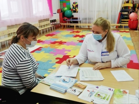 В Правохеттинском врачи обследовали сотрудников садика прямо на их рабочем месте