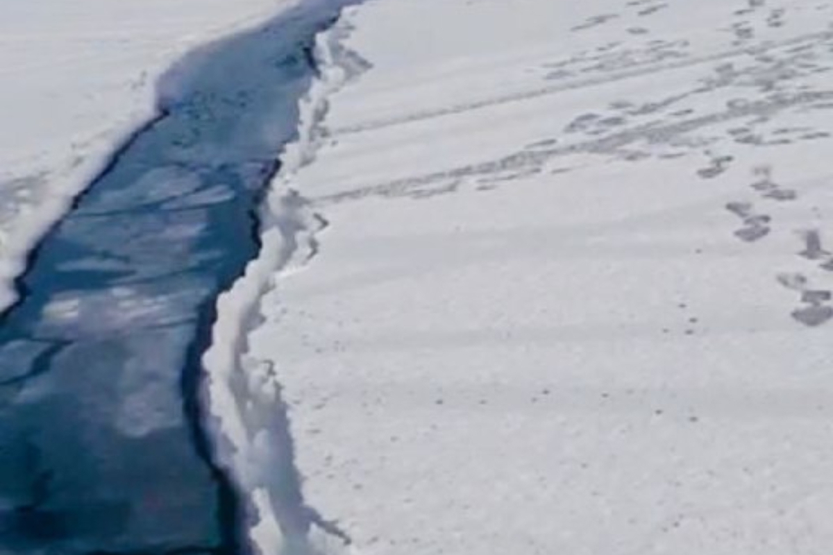 Трещины на льду. Трещины промоины на льду. Лед идет лед идет вереницей длинной. Залив.