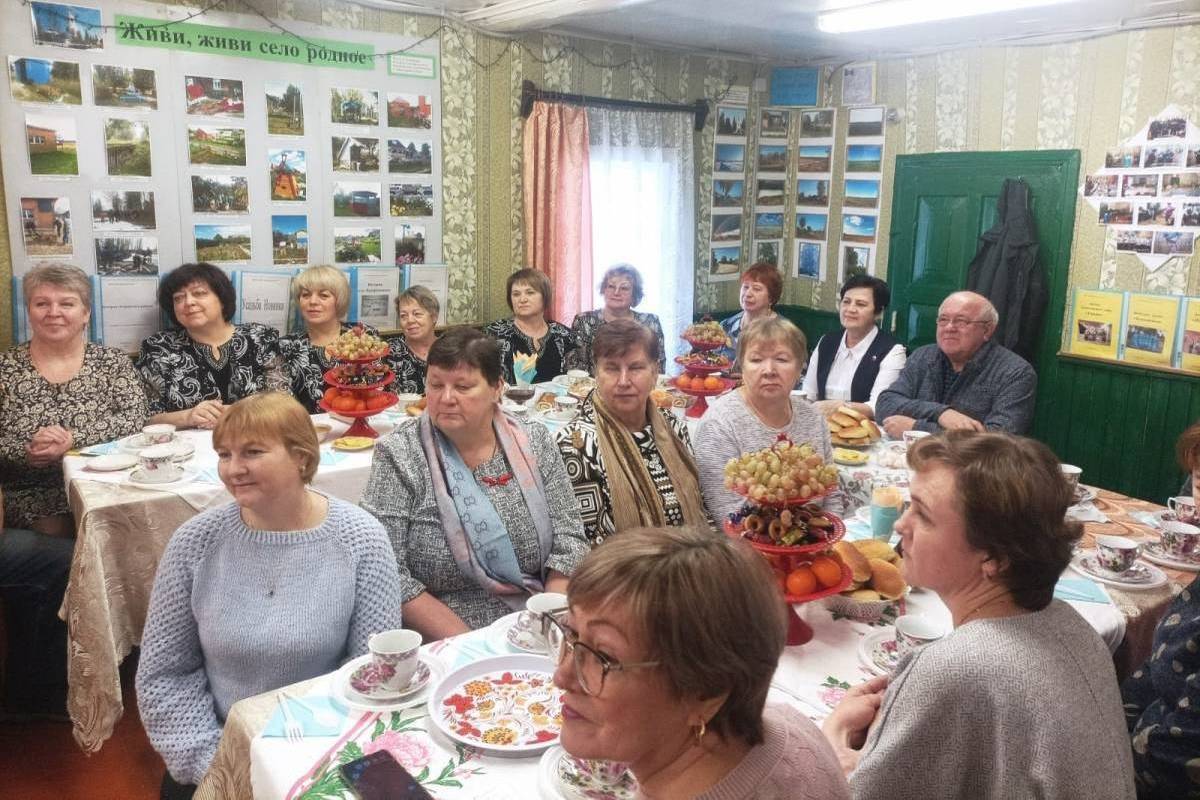 Галина Полякова провела встречу с представителями первичных ветеранских организаций в селе Воскресенское Островского района