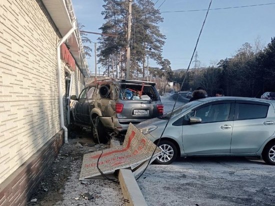 Водитель Toyota снёс электроопору и повредил рядом стоящее авто в Чите