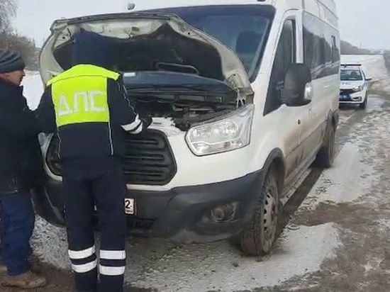Инспекторы ГИБДД в Башкирии не дали замерзнуть пассажирам автобуса