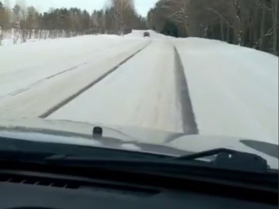 В Лужском районе дорога от поселка Оредеж до деревни Волкино покрылась гололедом