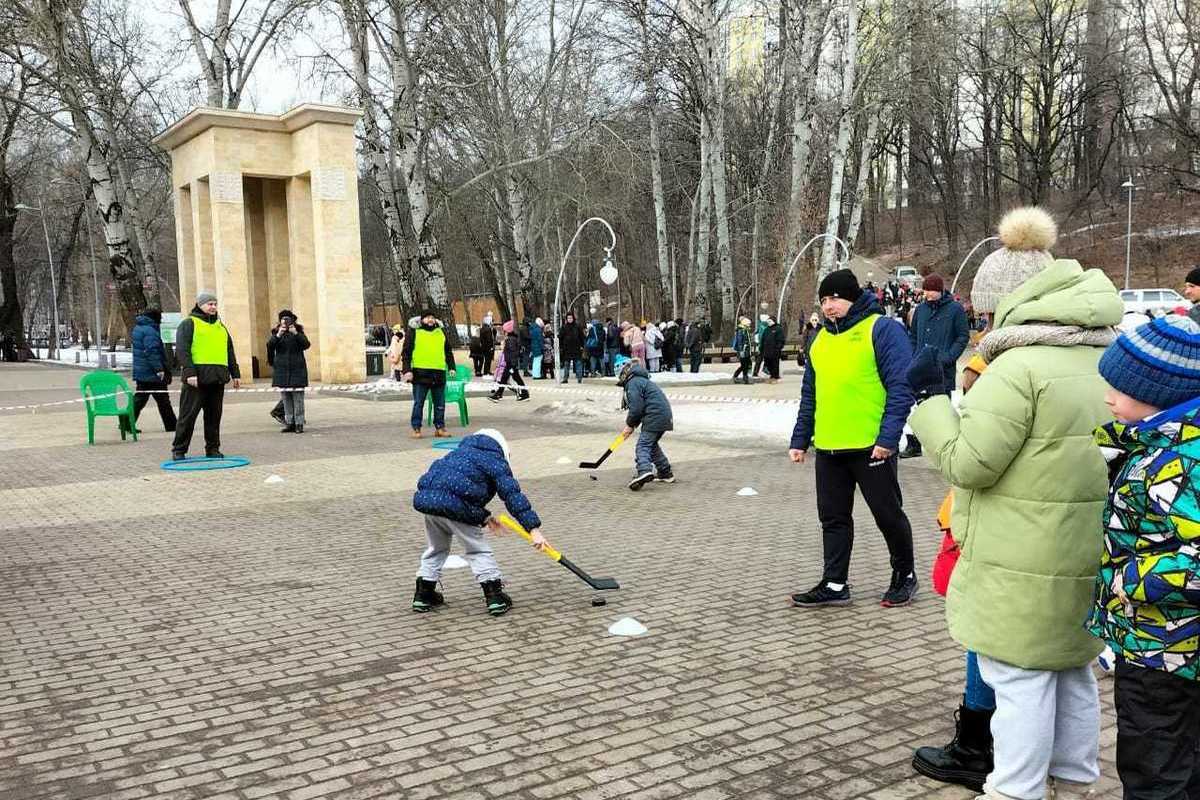 В парк провели. Парк Динамо Воронеж. Праздник в парке Динамо. Зимние спортивные игры в парке. Дети в парке.