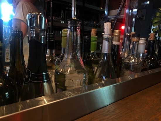 В барах на Рубинштейна и канале Грибоедова нашли 50 литров нелегального алкоголя