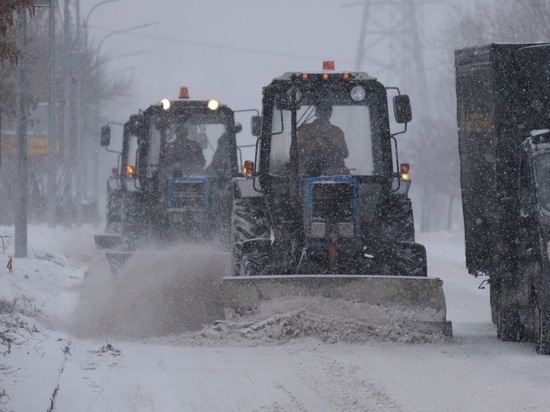 В Волгограде на расчистку дорог от снега вышли 60 спецмашин