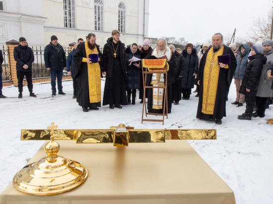 Митрополит Тихон освятил купол и крест храма в Кромском районе Орловской области