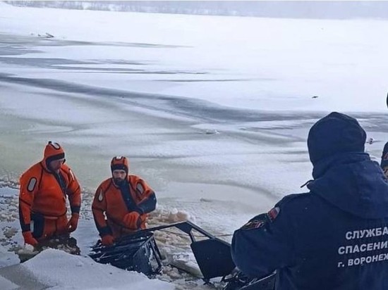 В Воронеже катавшийся на снегоходе по водохранилищу мужчина ушел под лед