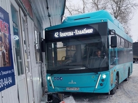 В Архангельске автобус нового перевозчика влетел в торговый павильон