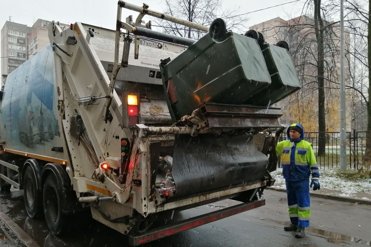 На Пейзажной улице застрял мусоровоз - МК Санкт-Петербург