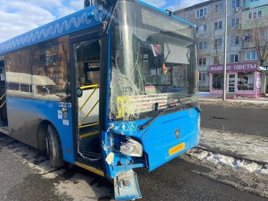В Астрахани в ДТП с автобусом и маршруткой пострадали 3 взрослых и 1 ребенок
