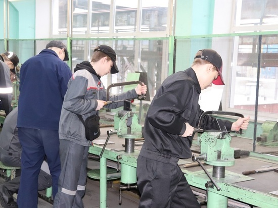 В Северодвинске студенты делают тактические кошки для участников СВО