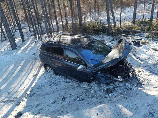 Водитель врезался в дерево на Chevrolet, двое попали в больницу в Забайкалье