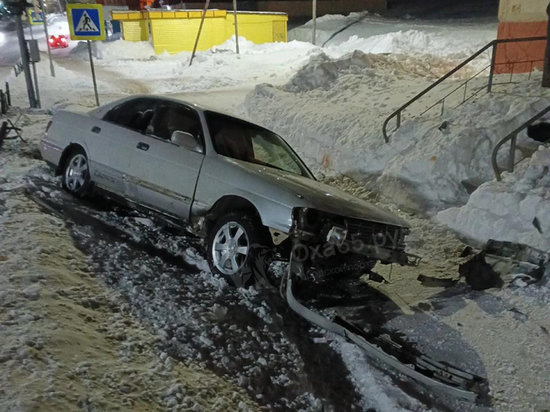 Водитель Toyota Crown снес дорожное ограждение на севере Сахалина