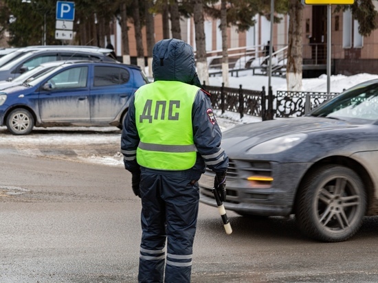 Грузовик перевернулся на трассе в Томском районе рано утром 13 февраля