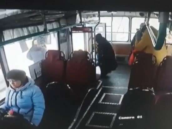 В Абакане женщина выпала из троллейбуса из-за водителя