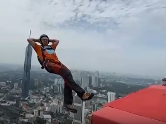 Сбылась мечта: джампер-костромич сиганул с 400-метровой башни в Малайзии