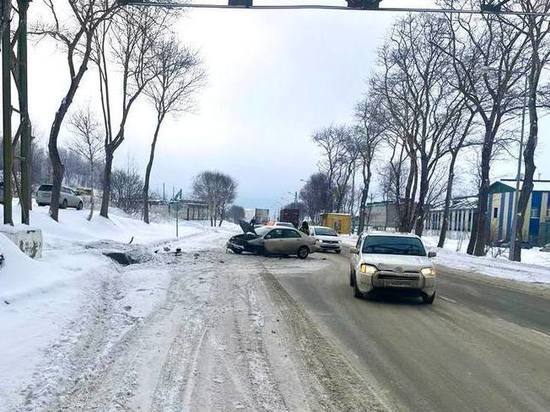 Пожилой водитель и пассажирка пострадали в ДТП с наездом на колодец в Корсакове