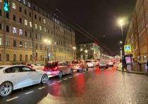 Спешащие на работу петербуржцы встали в пробку на Прилукской улице, которая пересекает Лиговский проспект. Об этом рассказали очевидцы в социальных сетях.