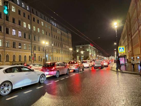 Петербуржцы по пути на работу встали в пробку на перекрестке с Лиговским из-за сломанного светофора