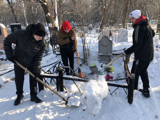 В Барнауле очистили от снега аллею Памяти на Власихинском кладбище