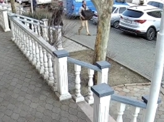В Новороссийске из грузовика пропали 10 ящиков с хурмой