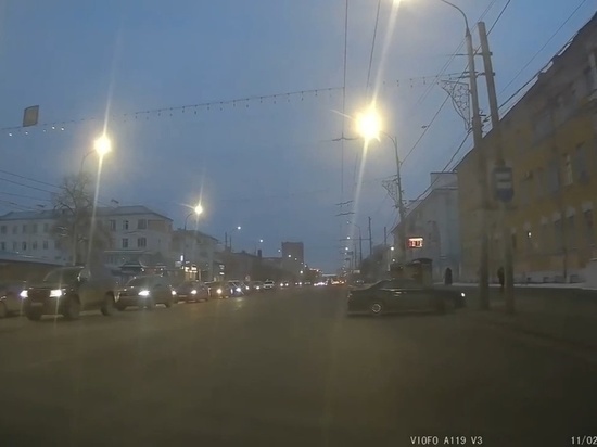 На Первомайском проспекте в Рязани легковой автомобиль вылетел на тротуар