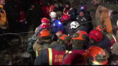 В Турции спасатели МЧС достали из руин человека: видео спасения