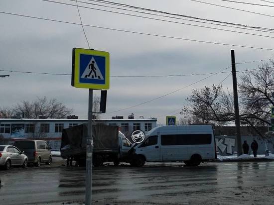 В Пензе на Севере Газель столкнулась лоб в лоб с маршруткой
