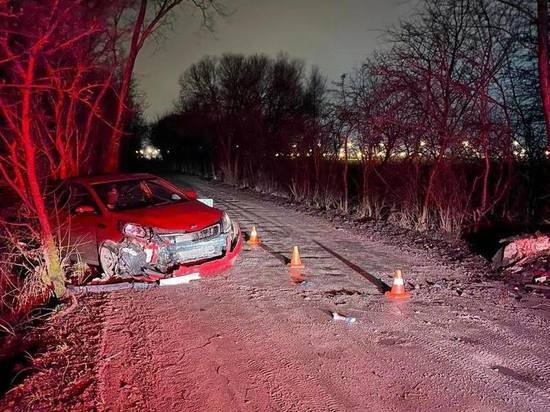 Под Гурьевском девушка на Kia врезалась в дерево, ее госпитализировали