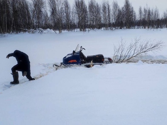 В ЯНАО спасатели достали провалившегося в наледь снегоходчика