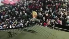 В Индии разъяренный бык вломился в толпу людей на празднике: видео