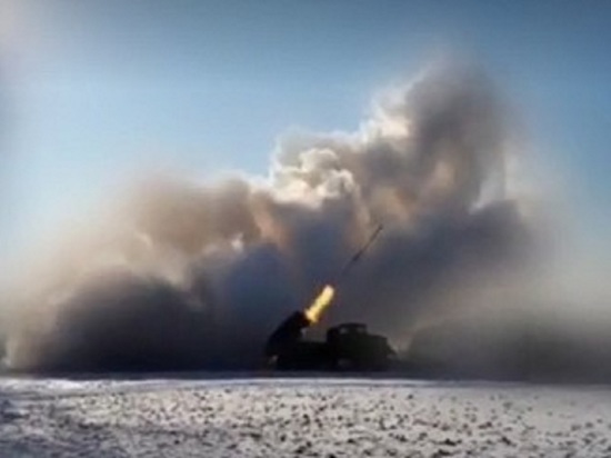 Появилось видео, как российские военные поражают ангар с танками ВСУ