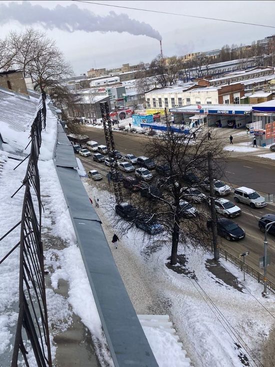 На центральной автомагистрали Воронежа с крыш домов коммунальщики начали счищать снег