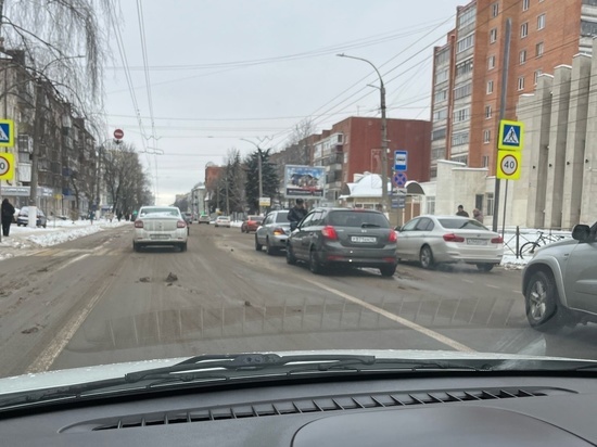 В Курске ДТП на Радищева привело к дорожному коллапсу в центре города