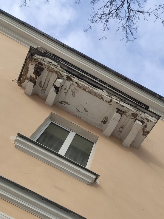 «Чуть не убило ребенка»: с балкона на улице Герцена в Пскове упал кусок цемента