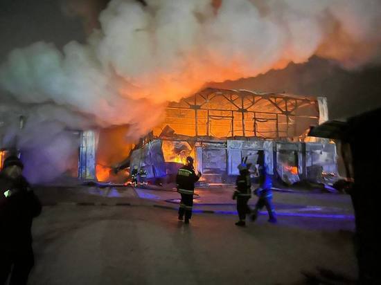 Крупный пожар на складах алкоголя и пиломатериалов в Красноярске локализован