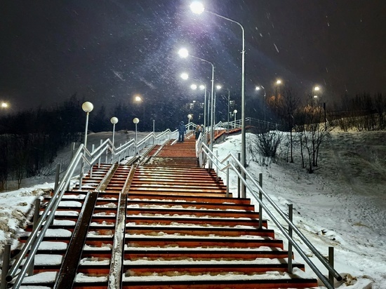 В Североморске осветили недавно отремонтированные городские трапы