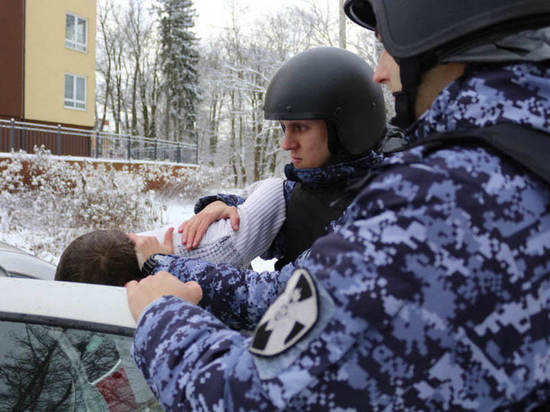 Росгвардейцы задержали мужчину, повредившего чужую машину в Калининграде