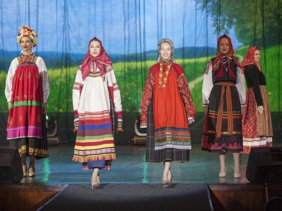 В Курске прошёл этнопоказ костюмов губернии прошлых веков