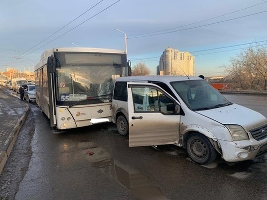 В Ростове водитель автобуса №55 устроил массовую аварию