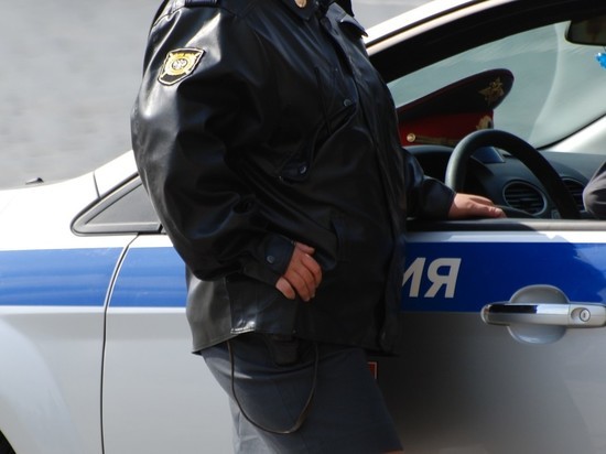 Грузовик опрокинулся в кювет на дороге Южно-Сахалинск — Оха