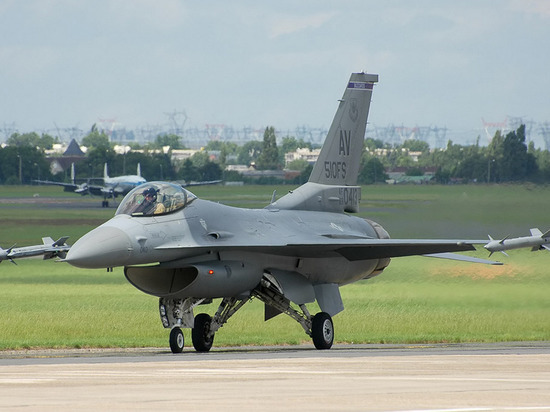 СМИ: США со временем могут передать F-16 Украине