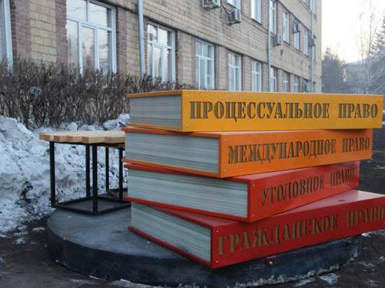 В Красноярске установили арт-объект в виде стола студента