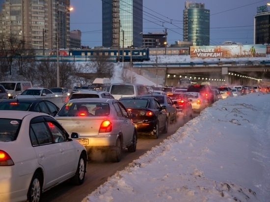 В Новосибирске утром 14 февраля пробки заблокировали Октябрьский мост и десятки улиц