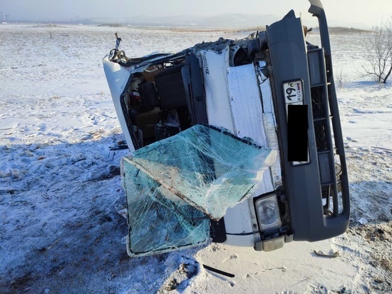 В Хакасии микроавтобус столкнулся с грузовиком