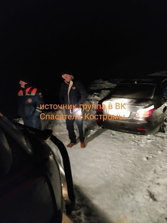 В сугроб по навигатору: костромским спасателям пришлось выручать владельца «BMW»